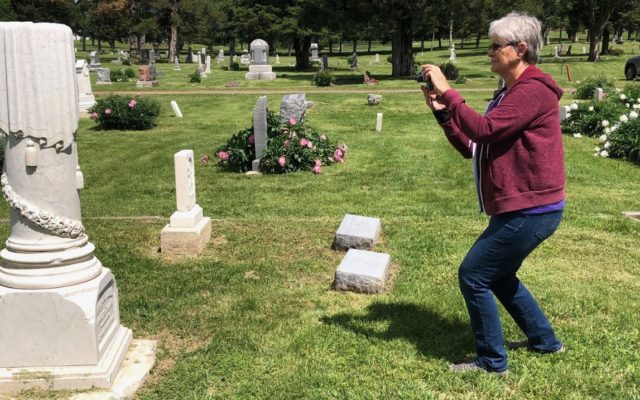 Nearly 56,000 Burial Sites Identified With Photographs Through Woman’s Heartfelt ‘Find A Grave’ Service